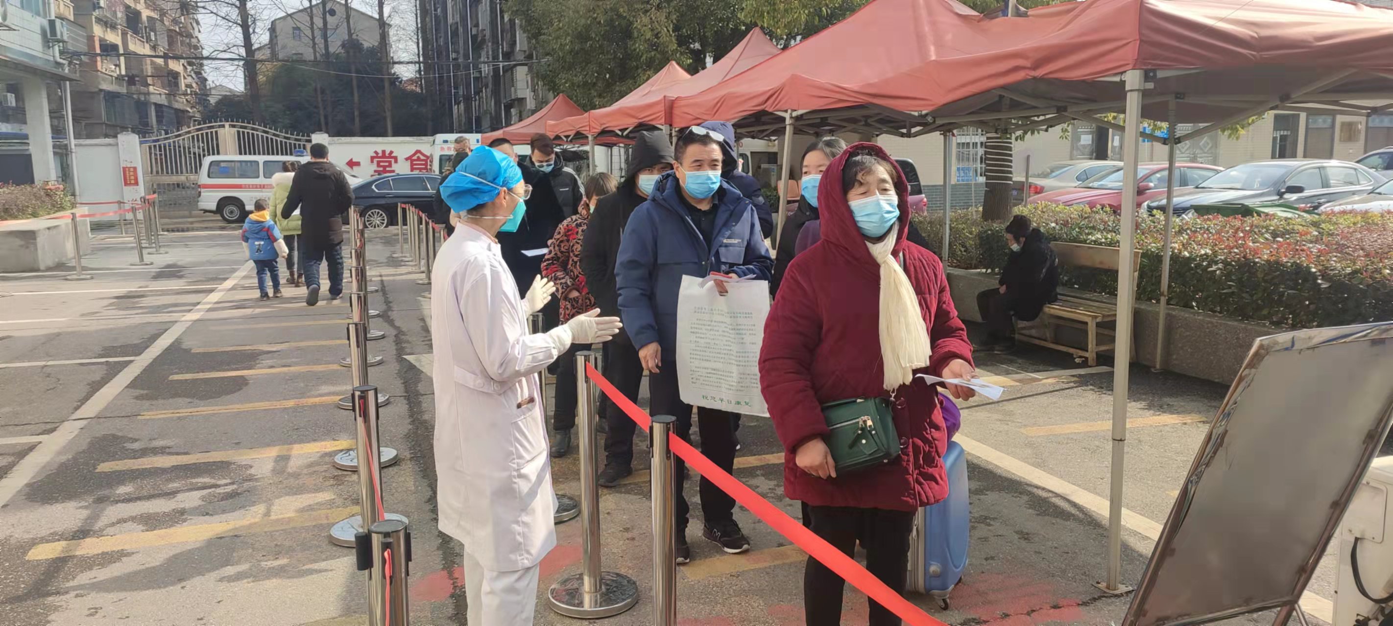 坚守在“医”线  书写“敬业福”